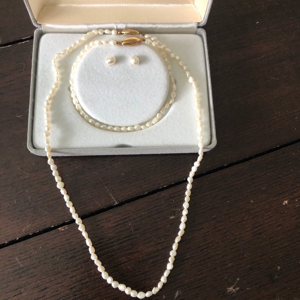 Pearl set fresh water